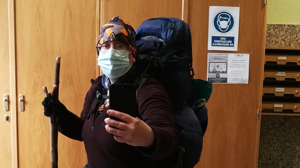 Урсуле пришлось носить маску во время прогулки по Испании из-за пандемии