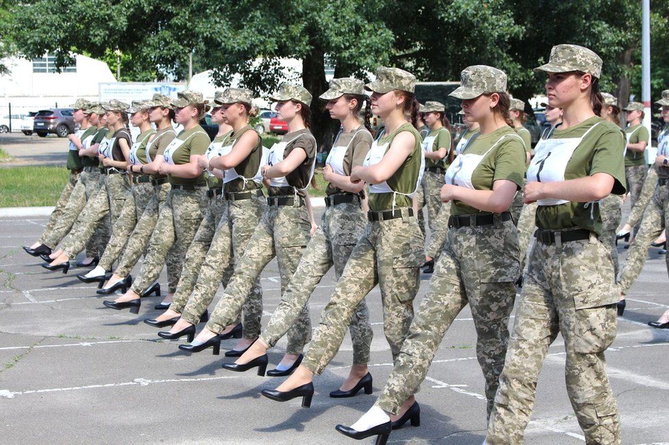 Женщины-солдаты в Украине маршируют на высоких каблуках
